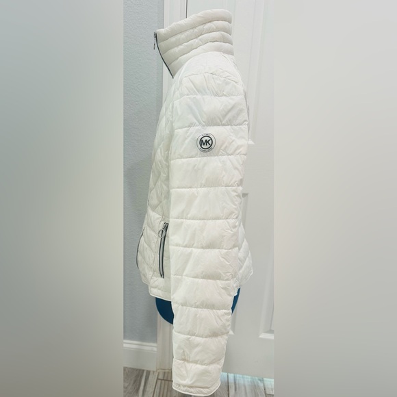 Michael Kors: White Packable Down Jacket, Medium - Picture 4 of 6